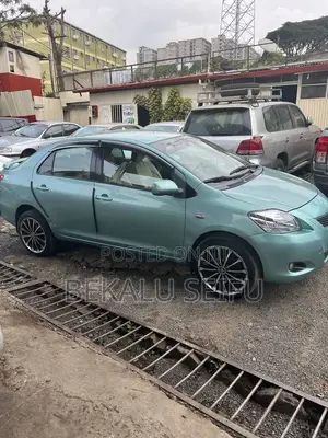 Toyota Yaris Base Sedan 4dr 2010 Blue