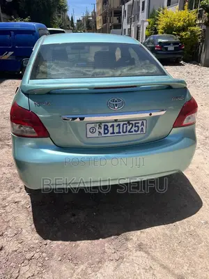 Toyota Yaris Base Sedan 4dr 2010 Blue