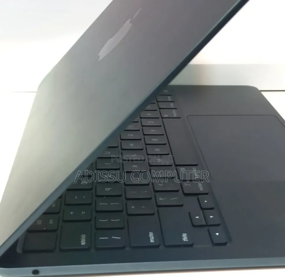 New Laptop Apple MacBook Air 2022 M2 8GB Apple M2 SSD 256GB
