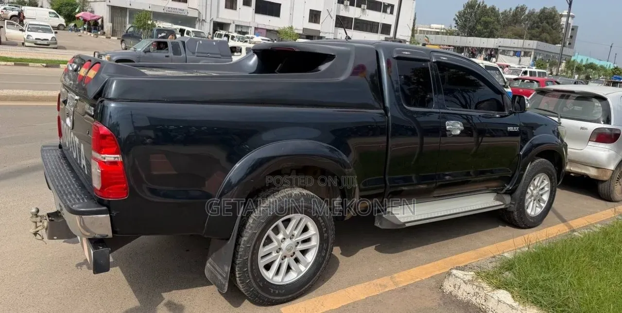 Toyota Hilux 2014 Black