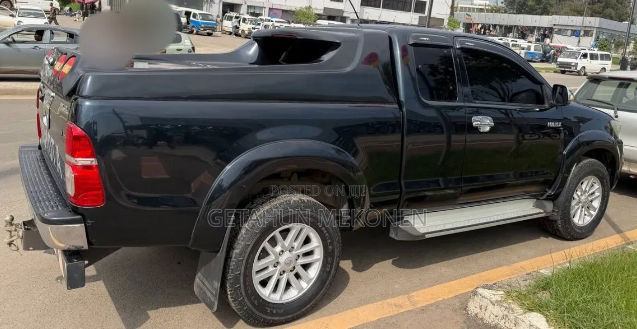 Toyota Hilux 2014 Black