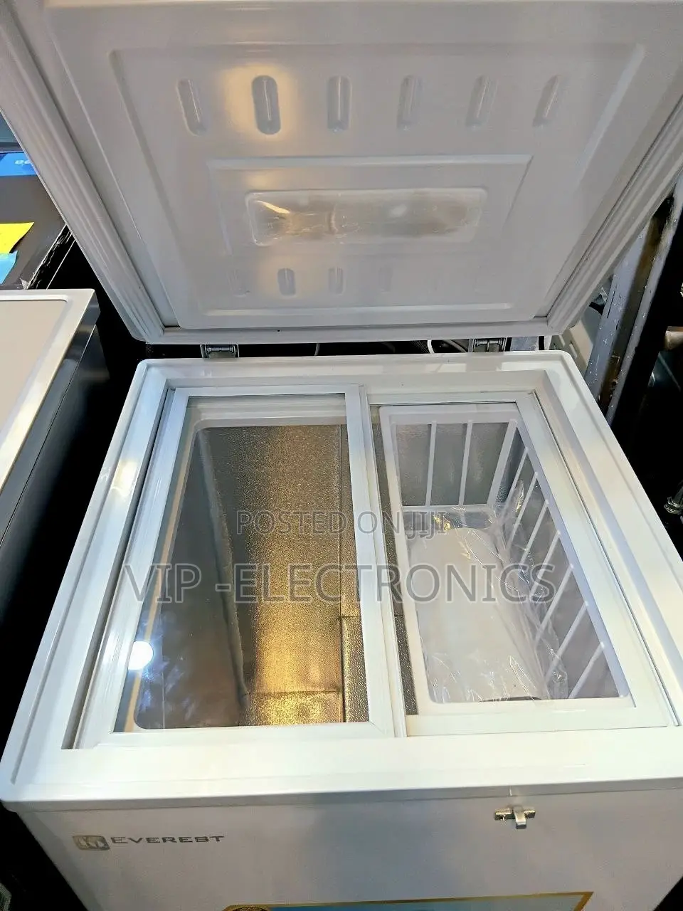 Everest Chest Freezer 170 With Front Temperature Control and Lock