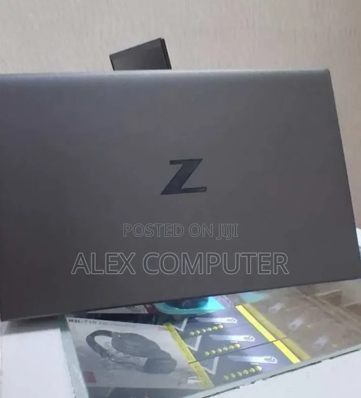 New Laptop HP ZBook Firefly G8 16GB Intel Core i7 SSD 512GB