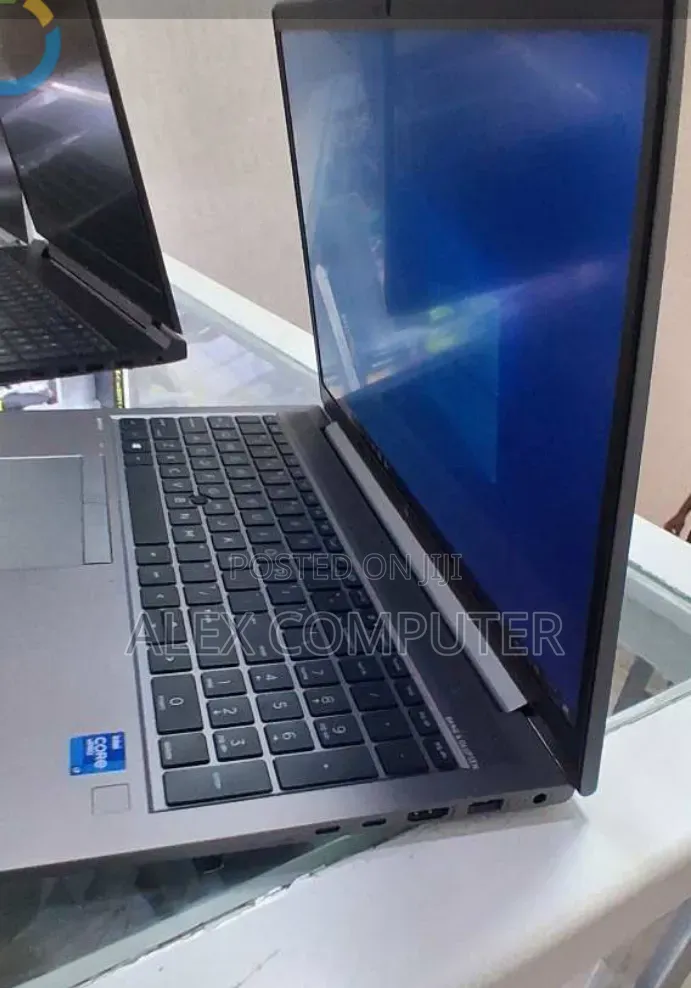 New Laptop HP ZBook Firefly G8 16GB Intel Core i7 SSD 512GB