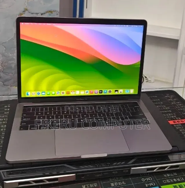 New Laptop Apple MacBook Pro 2022 M2 8GB Apple M2 SSD 512GB