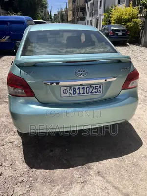 Toyota Yaris Base Sedan 4dr 2010 Blue