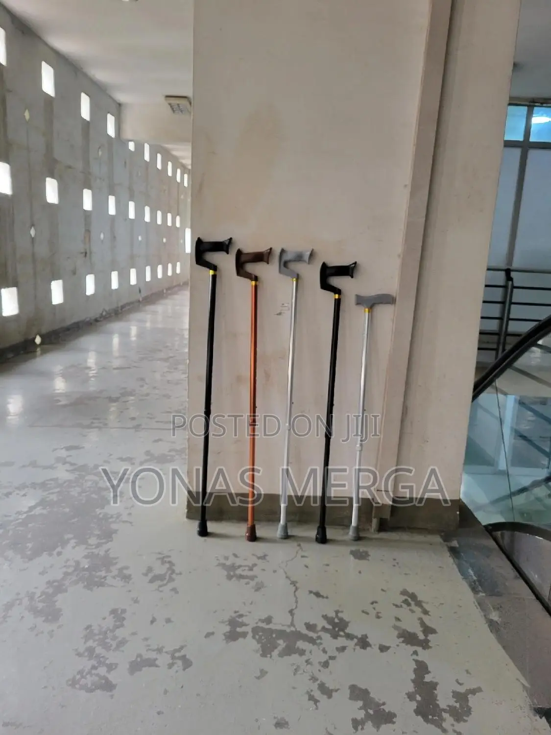 Walking Stick/Cane极占grip for Those Who Face Difficulty Walking.