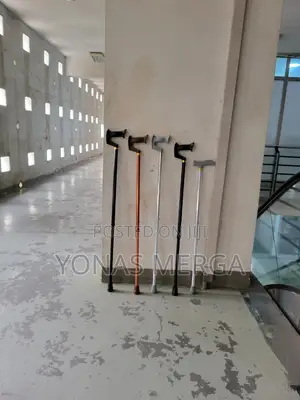 Walking Stick/Cane极占grip for Those Who Face Difficulty Walking.