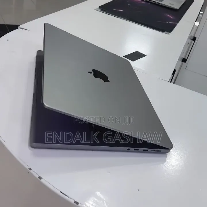 New Laptop Apple MacBook Pro 2020 M1 32GB Apple M1 SSD 1T