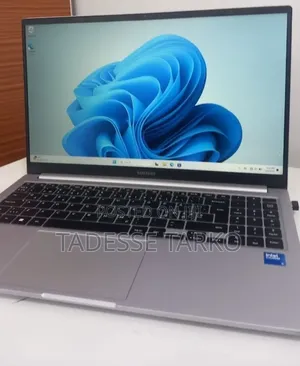 New Laptop Samsung Galaxy Book4 8GB Intel Core 5 SSD 512GB