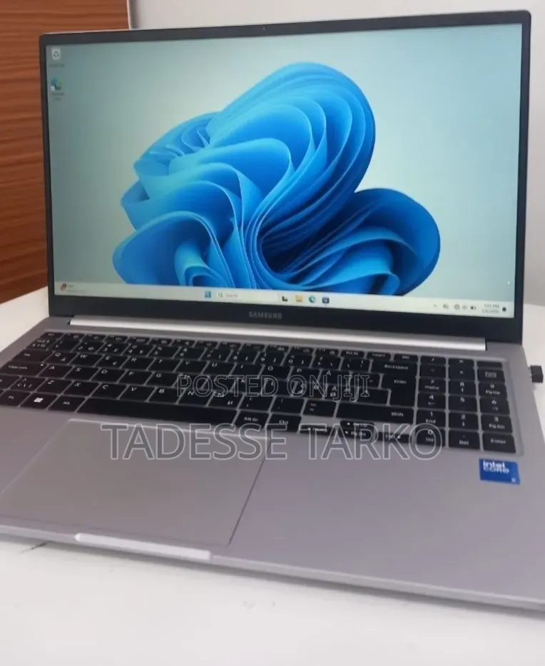 New Laptop Samsung Galaxy Book4 8GB Intel Core 5 SSD 512GB