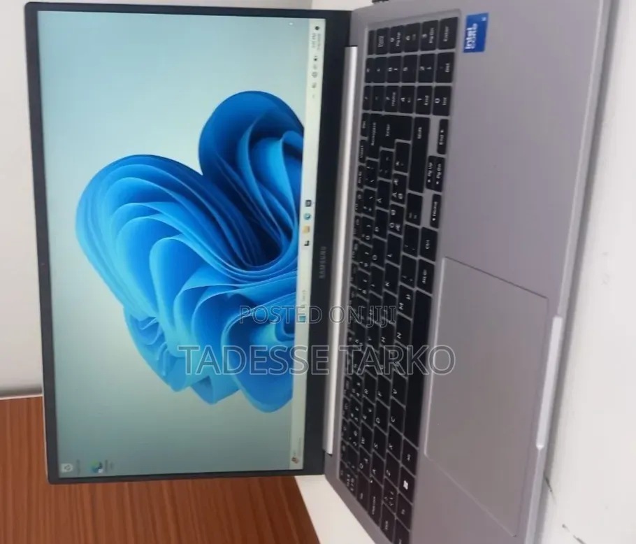 New Laptop Samsung Galaxy Book4 8GB Intel Core 5 SSD 512GB
