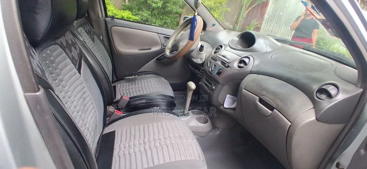 Toyota Platz 2001 Silver