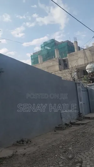 አስቸኳይ 252 ካሬ፣ 24 መገናኛ የሚሸጥ ለg+5 እና በላይ ፍቃድ ያለው)