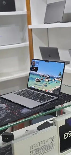 New Laptop Apple MacBook Air 2022 M2 16GB Apple M2 SSD 256GB