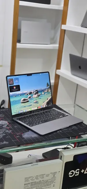 New Laptop Apple MacBook Air 2022 M2 16GB Apple M2 SSD 256GB