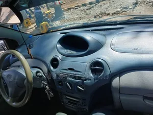 Toyota Vitz 2000 Silver