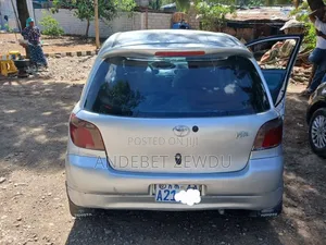 Toyota Vitz 2000 Silver