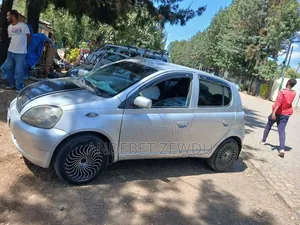 Toyota Vitz 2000 Silver