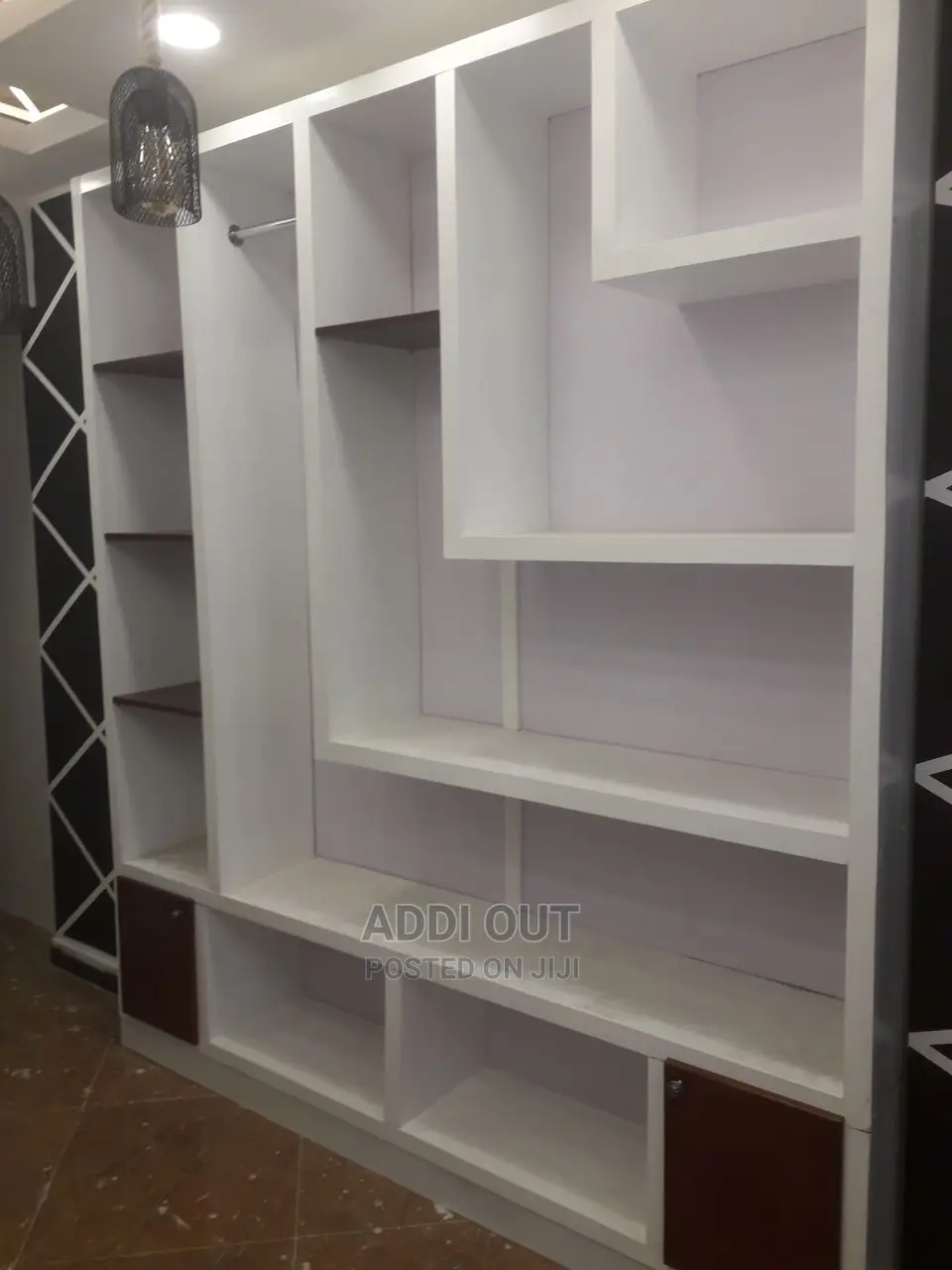 ለቡቲክ ሼልፎች በካሬ