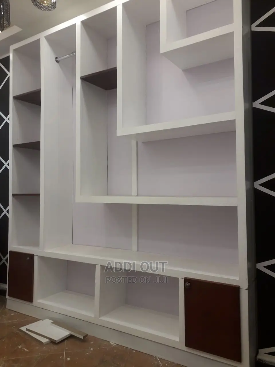 ለቡቲክ ሼልፎች በካሬ