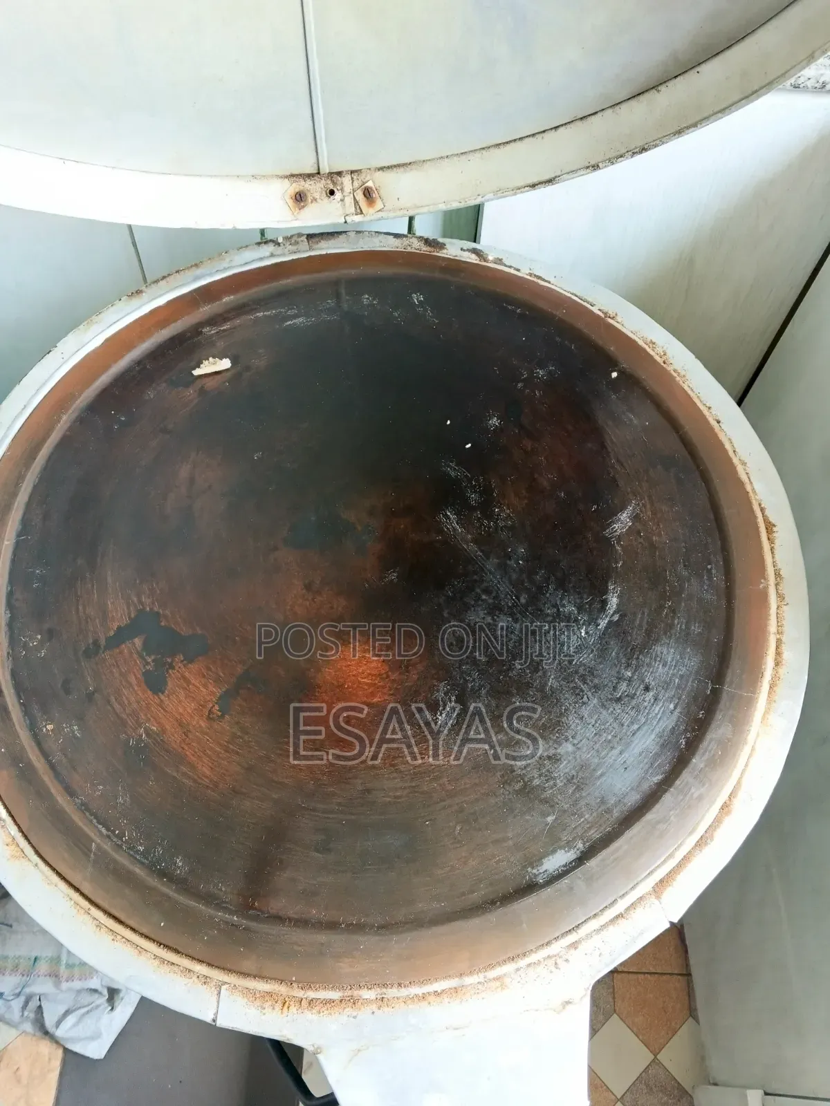 በጥሩ ሁኔታ ላይ የሚገኝ የኤሌክትሪክ ምጣድ ከስታንድ ጋር (Electric Mitad With Stand)