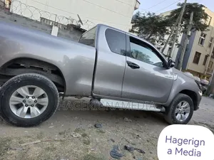 Toyota Hilux 2016 Gray