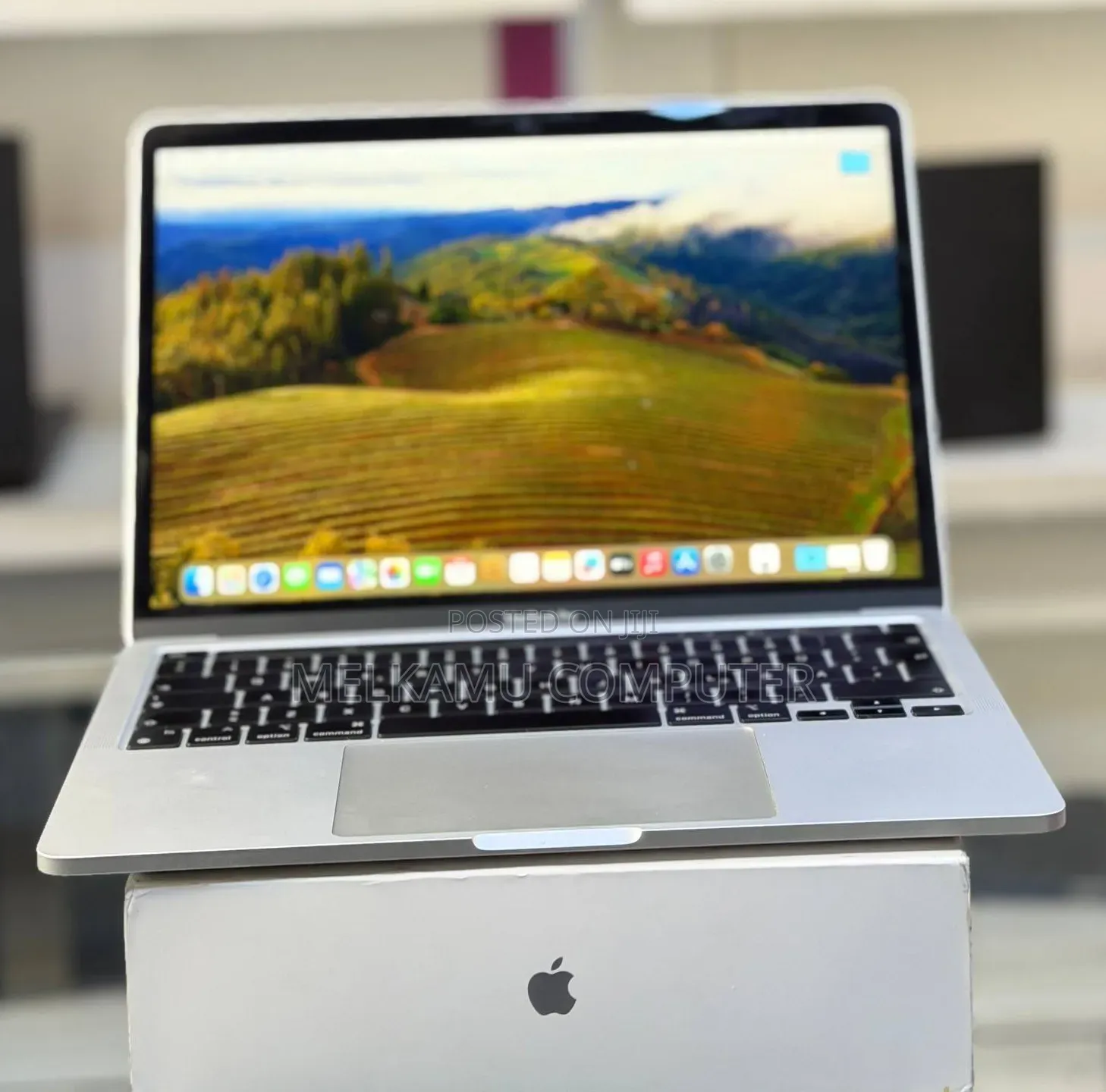 New Laptop Apple MacBook Pro 2020 M1 8GB Apple M1 SSD 512GB