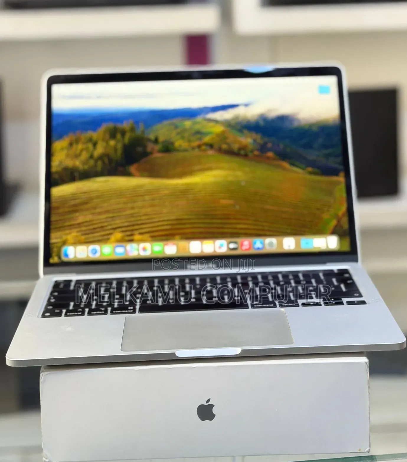 New Laptop Apple MacBook Pro 2020 M1 8GB Apple M1 SSD 512GB