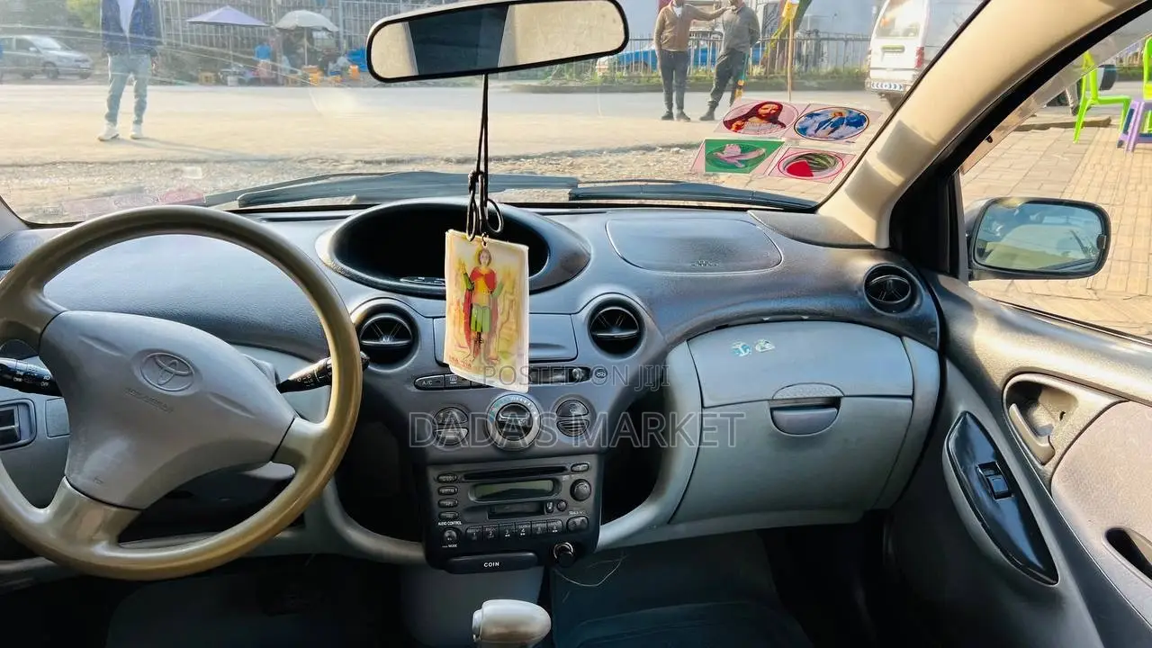 Toyota Vitz 2000 Black