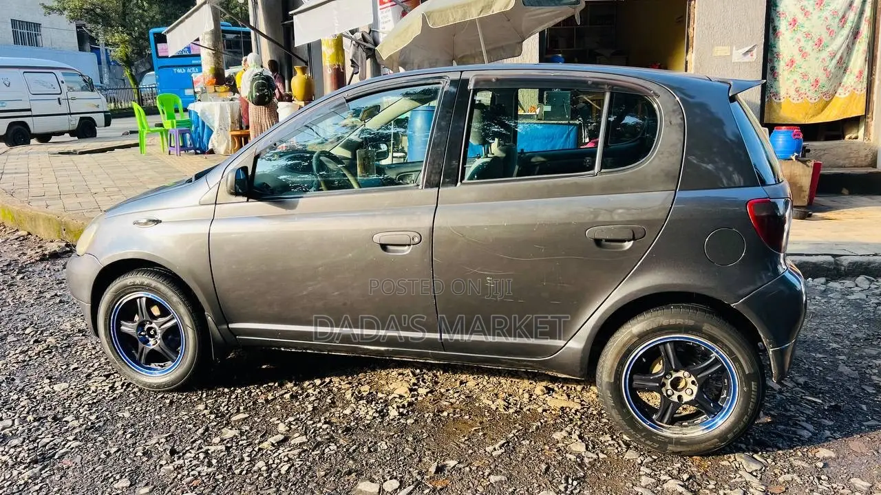 Toyota Vitz 2000 Black
