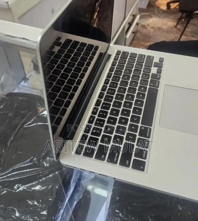 New Laptop Apple MacBook Pro 2015 8GB Intel Core i5 SSD 256GB