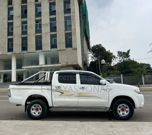 Toyota Hilux 2006 White