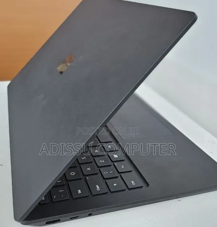 New Laptop Microsoft Surface 16GB Intel Core i7 SSD 512GB