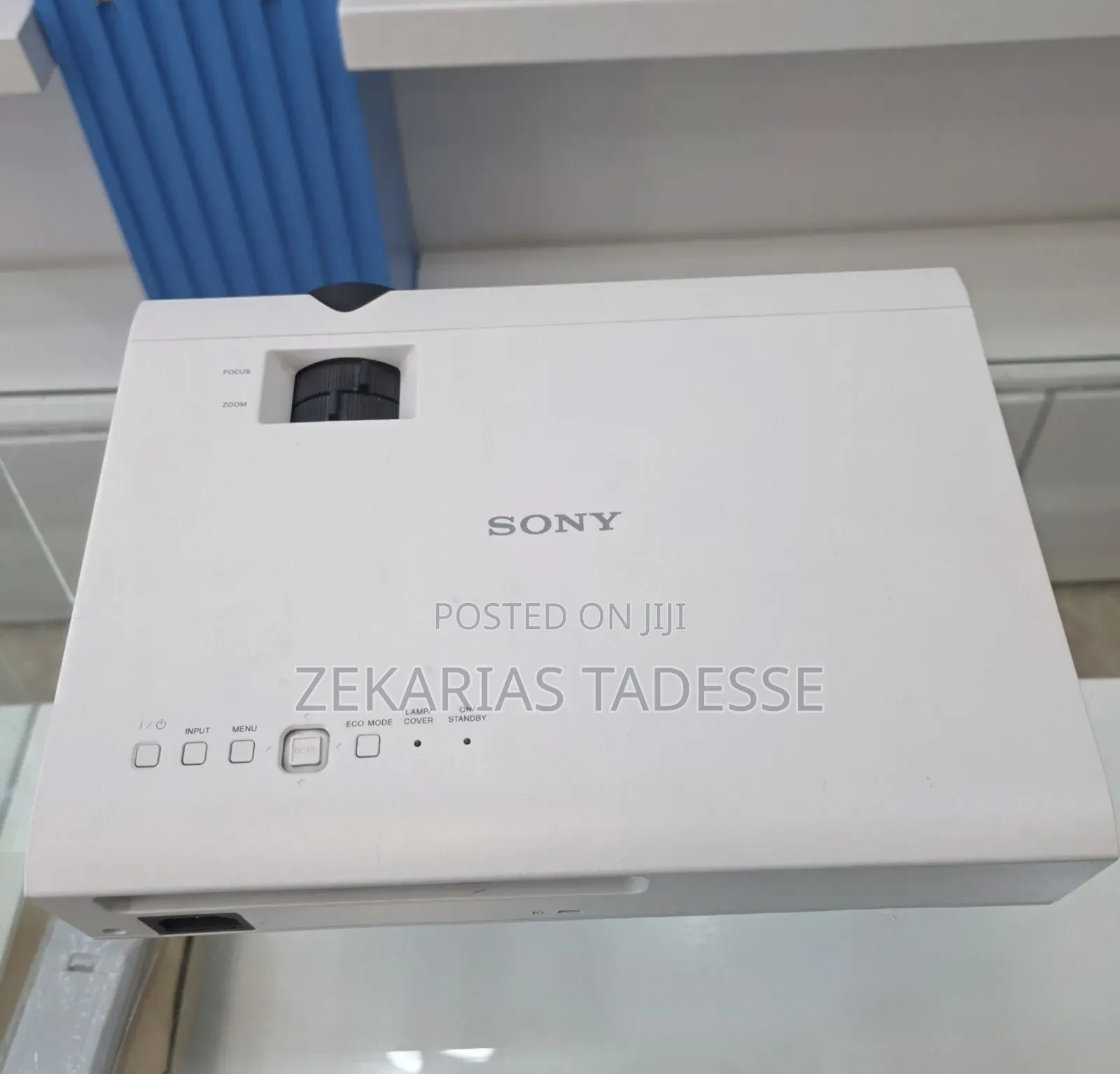 Projector Sony VPL-DX102