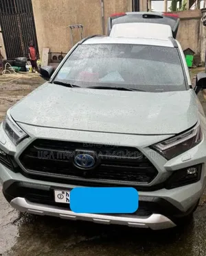 Toyota RAV4 LE 2022 Orange