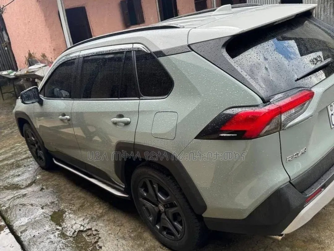 Toyota RAV4 LE 2022 Orange