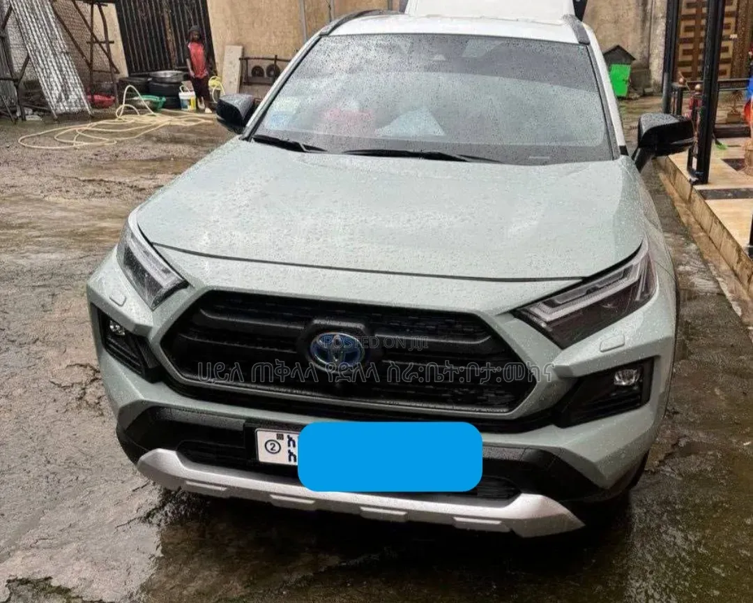 Toyota RAV4 LE 2022 Orange