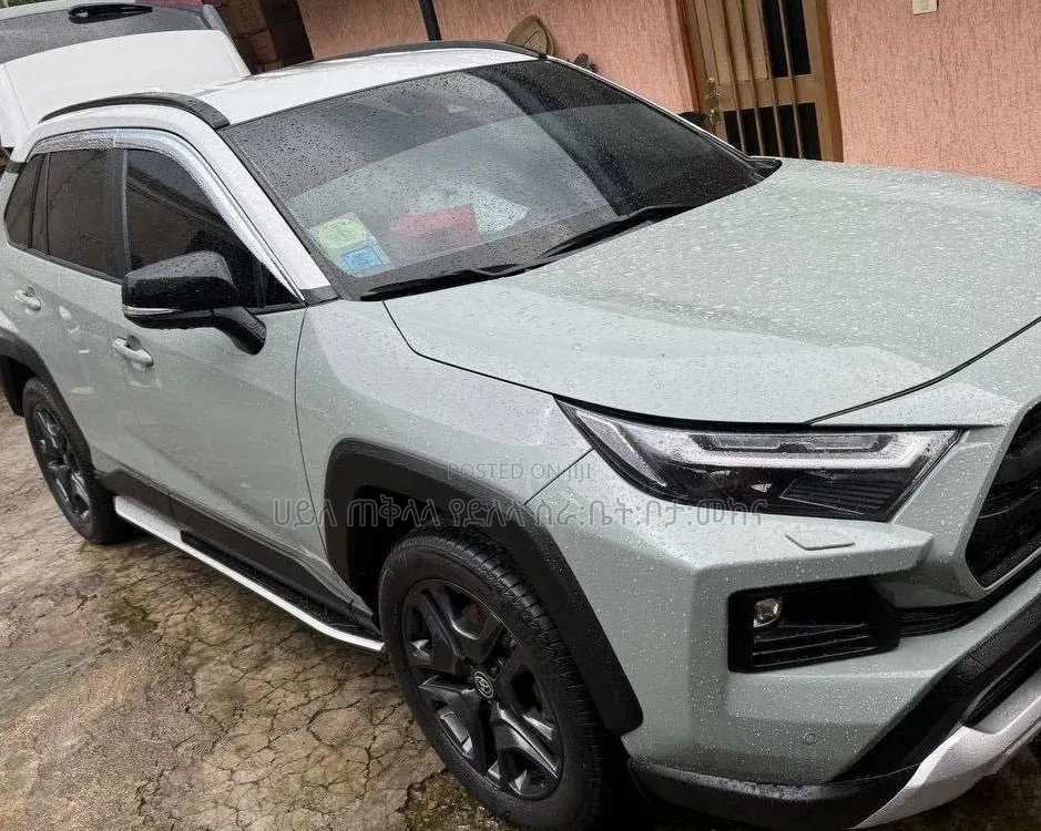 Toyota RAV4 LE 2022 Orange