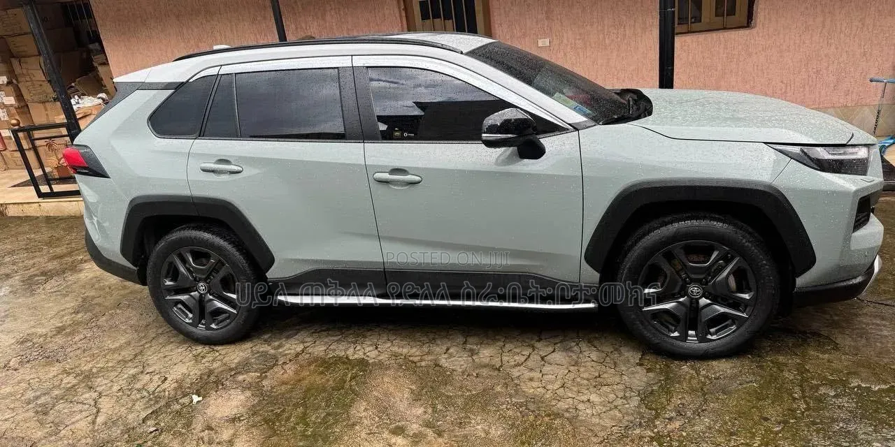 Toyota RAV4 LE 2022 Orange