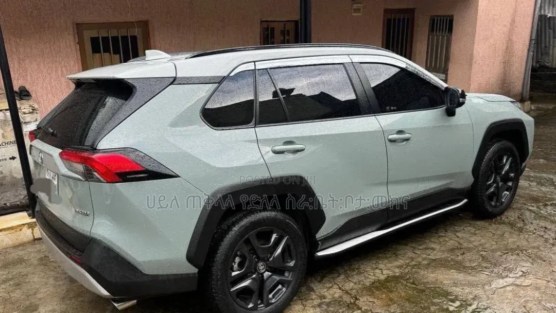 Toyota RAV4 LE 2022 Orange