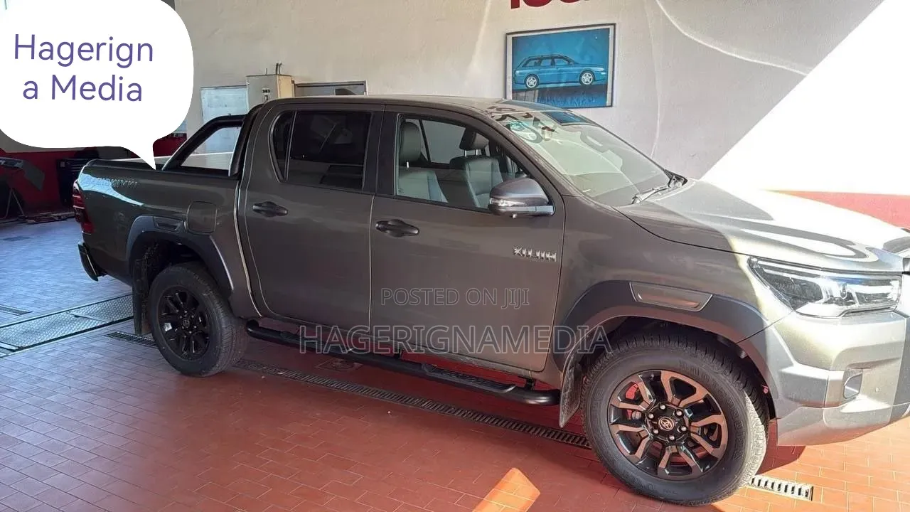 New Toyota Hilux 2025 Gray