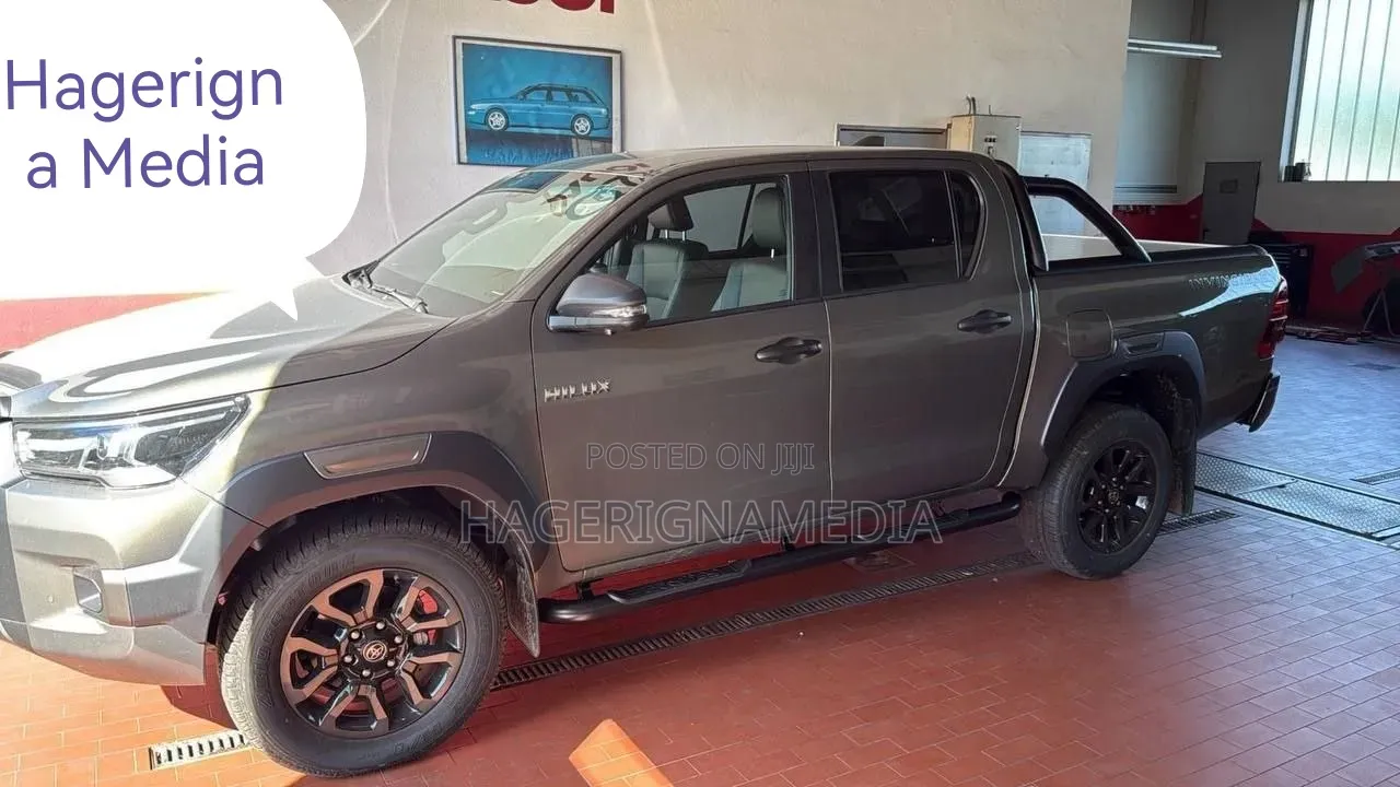 New Toyota Hilux 2025 Gray