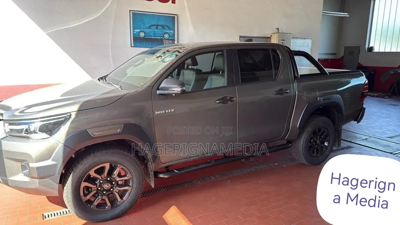 New Toyota Hilux 2025 Gray