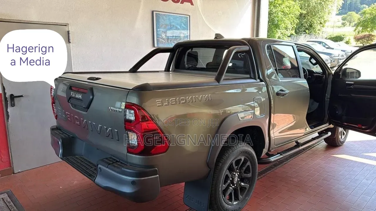 New Toyota Hilux 2025 Gray