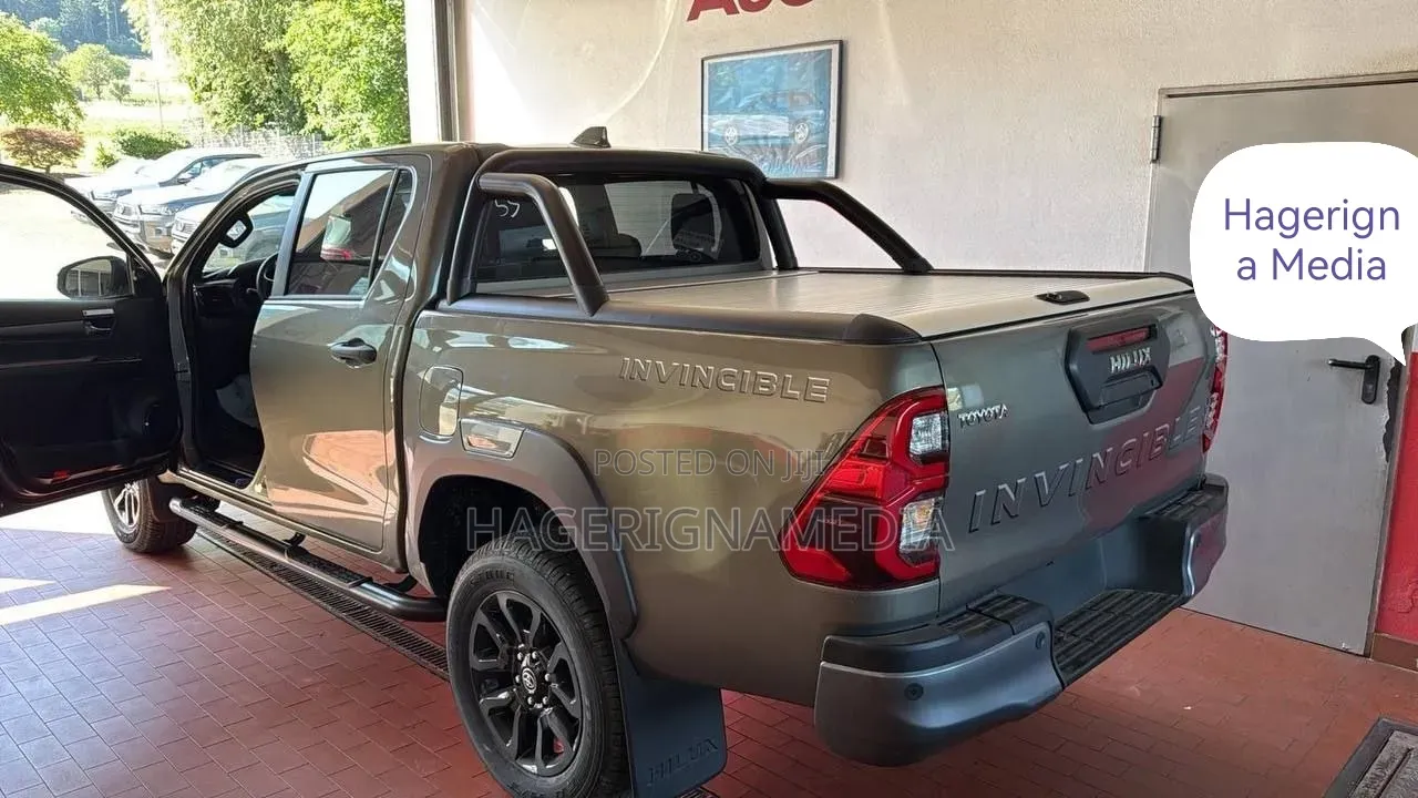New Toyota Hilux 2025 Gray