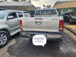 Toyota Hilux 2010 Silver