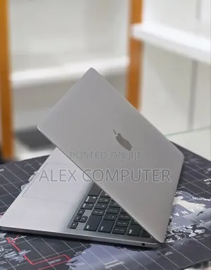 New Laptop Apple MacBook Pro 2022 M2 16GB Apple M2 SSD 512GB