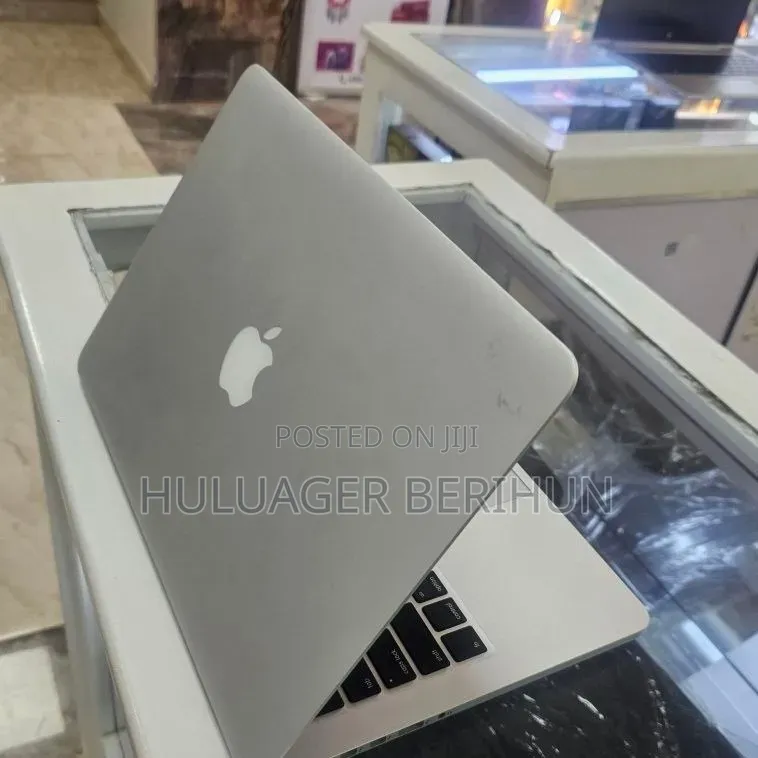 New Laptop Apple MacBook Pro 2015 8GB Intel Core i5 SSD 256GB