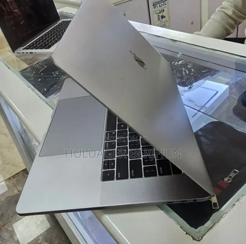 New Laptop Apple MacBook Pro 2018 16GB Intel Core i7 SSD 512GB